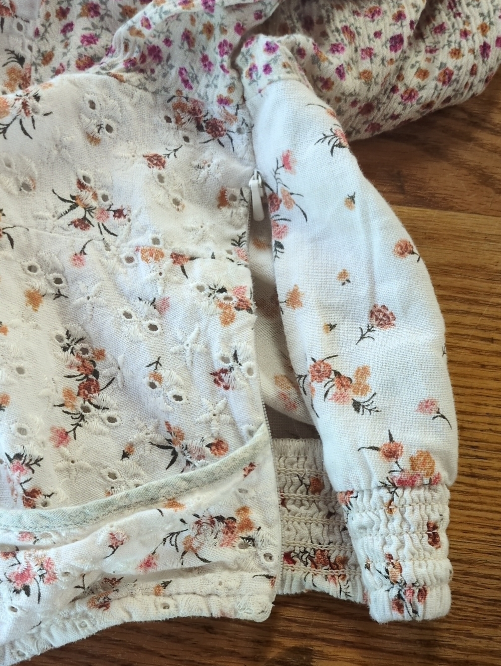 American Eagle Floral Eyelet Long-Sleeve V-Neck Embroidered Crop Top Size Medium - Picture 8 of 9